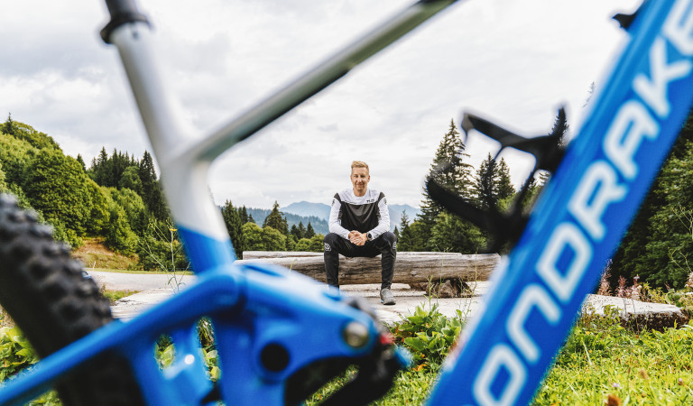 ANDREW DODD, EINER DER BEKANNTESTEN UND EINFLUSSREICHSTEN MOUNTAIN BIKE JOURNALISTEN UND PRESENTER WIRD TEIL DES MONDRAKER TEAMS 