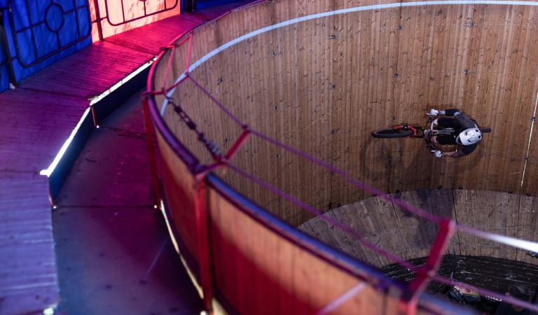 GASPI BEZWINGT DIE "WALL OF DEATH" MIT SEINEM MONDRAKER CRAFTY